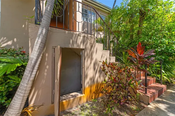 $2,000 | 28 Almeria Avenue, Unit 4, Coral Gables, FL 33134