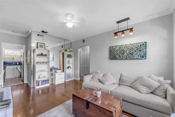 $2,000 | 28 Almeria Avenue, Unit 4, Coral Gables, FL 33134