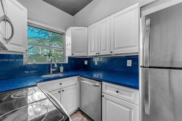 $2,000 | 28 Almeria Avenue, Unit 4, Coral Gables, FL 33134