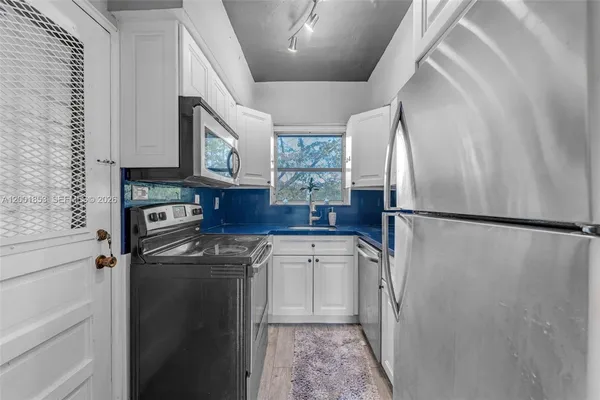 $2,000 | 28 Almeria Avenue, Unit 4, Coral Gables, FL 33134