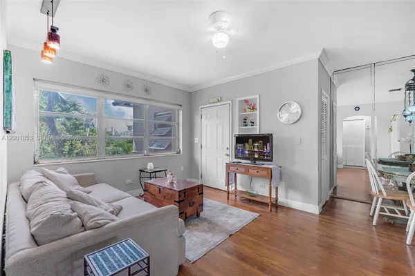 $2,000 | 28 Almeria Avenue, Unit 4, Coral Gables, FL 33134