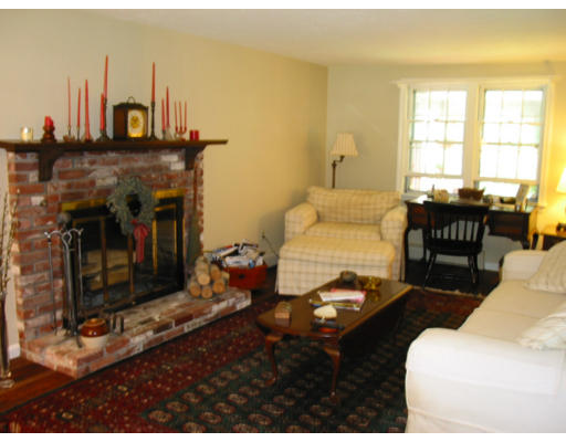 322 Holly Road Marshfield, MA 02050 - Photo 6 of 17 Gallery Image 6