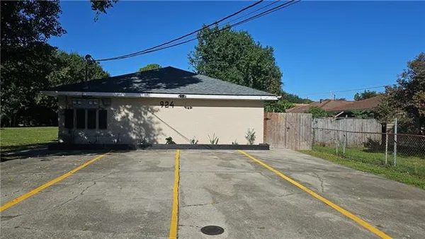 $1,250 | 924 Deslonde Street, Unit B, New Orleans, LA 70117