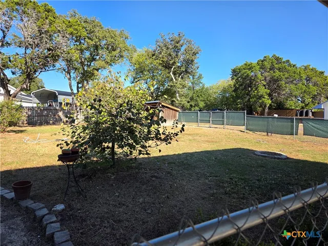 a view of a backyard