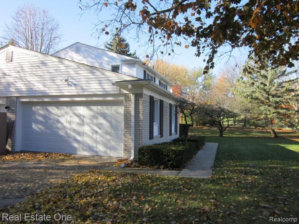 3775 Terrybrook Road West Bloomfield, MI 48322 - Photo 36 of 37 side entry garage.JPG