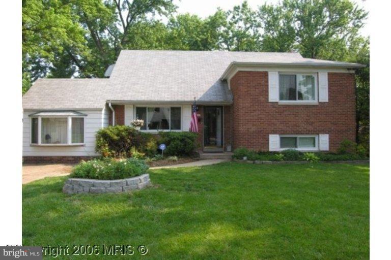 6826 Inverness Drive Springfield, VA 22150 - Photo 2 of 24 Exterior at Summer time
