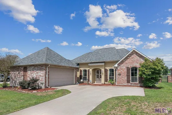 $337,500 | 927 Fairwinds Avenue, Zachary, LA 70791