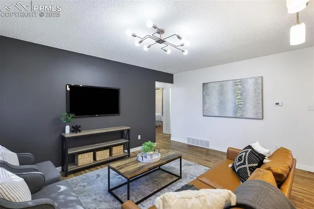 $385,000 | 2922 Dickens Drive, Colorado Springs, CO 80916