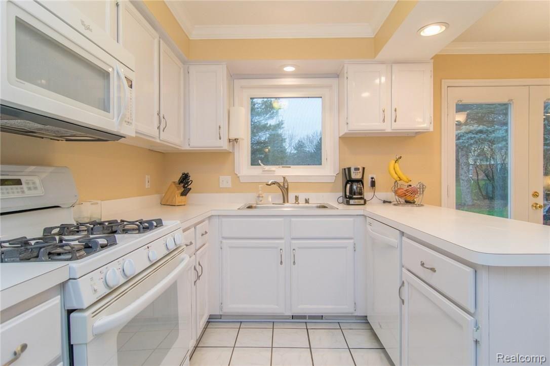 1479 Deerhurst Lane Rochester, MI 48307 - Photo 8 of 39 DSC_0366.jpg