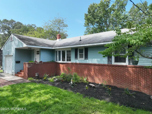 a view of house with a yard