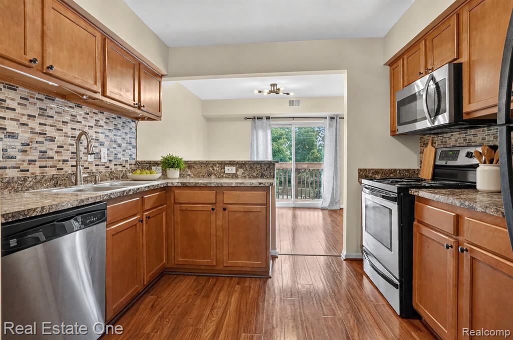 1655 Riverside Drive, Unit 12 Rochester Hills, MI 48309 - Photo 4 of 26 Gallery Image 4