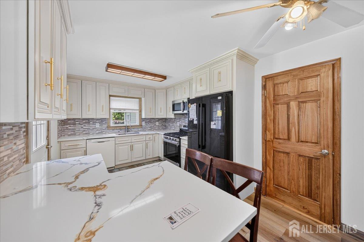204 Marlin Road Fords, NJ 08863 - Photo 10 of 28 Gallery Image 10