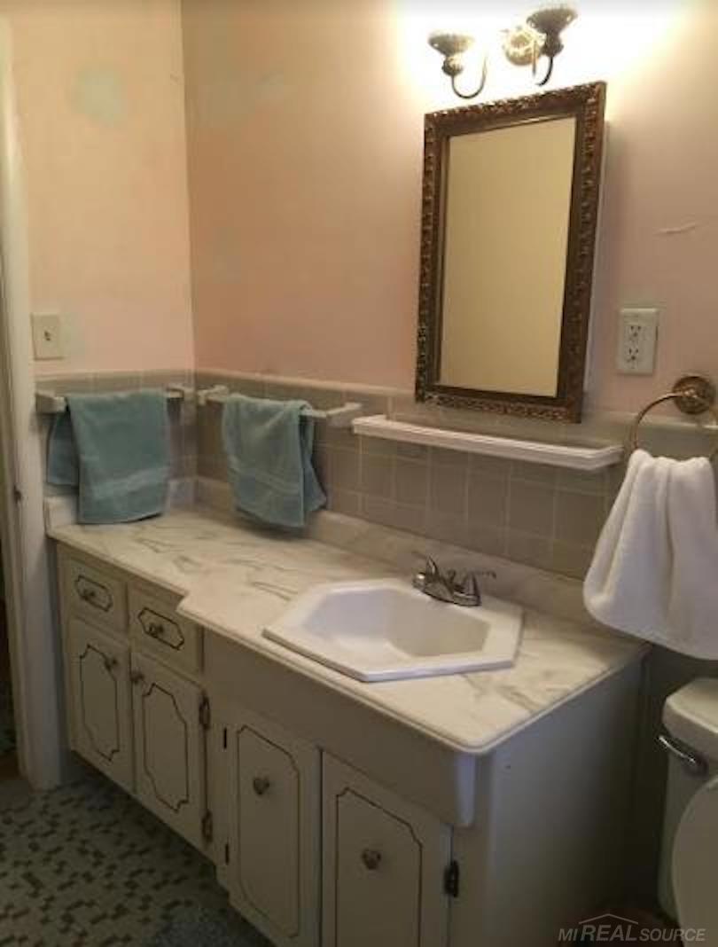 644 Cadieux Road Grosse Pointe, MI 48230 - Photo 18 of 22 50121616-18.JPG