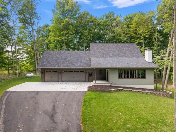 $898,000 | 8806 Lakewood Trail, Berrien Center, MI 49102