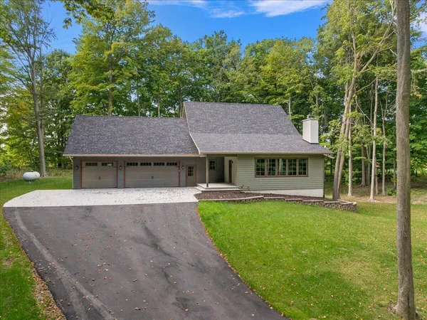 $878,000 | 8806 Lakewood Trail, Berrien Center, MI 49102