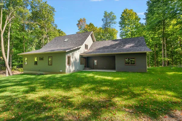 $878,000 | 8806 Lakewood Trail, Berrien Center, MI 49102