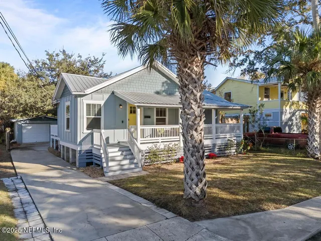 a view of a house with yard