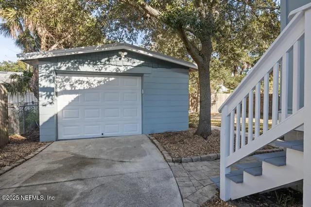 a black and white photo of a cabinet