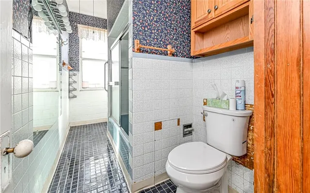 a bathroom with a toilet and a shower
