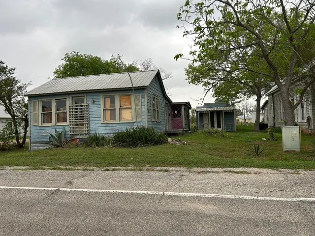 $395,000 | 211-205 East Thigpen, Carmine, TX 78932