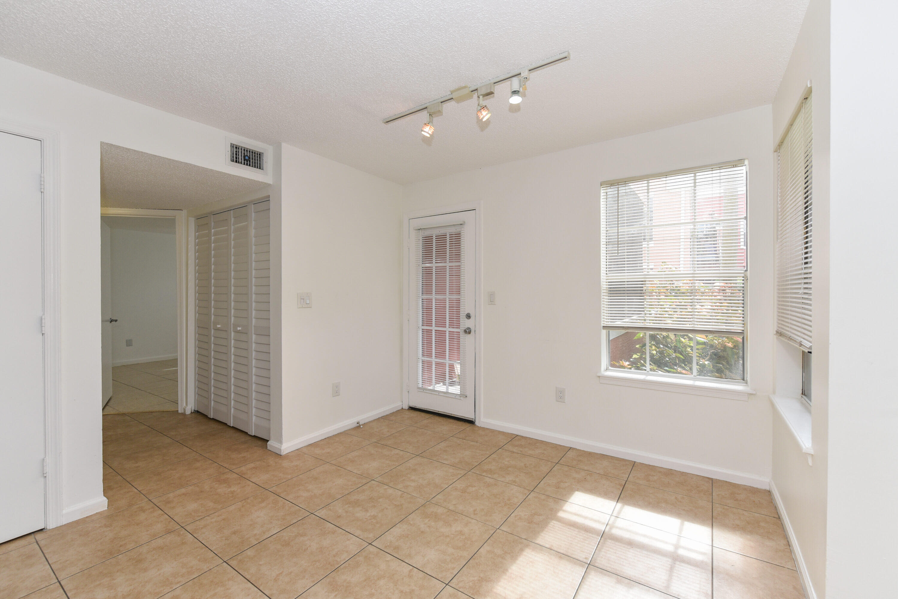 1345 Crystal Way, Unit G Delray Beach, FL 33444 - Photo 10 of 31 1345 Crystal Way Apt G Delray-print-008-