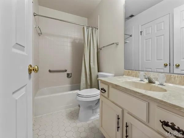 $319,900 | 207 Ambridge Court, Unit 101, Chesterfield, MO 63017