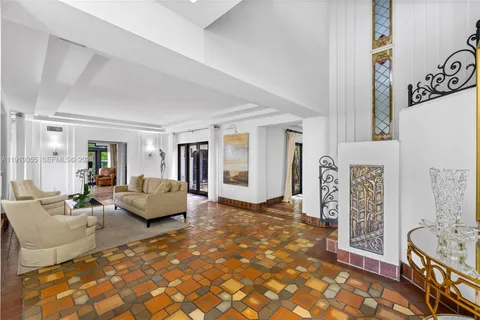$4,995,000 | 5860 Pine Tree Drive, Miami Beach, FL 33140