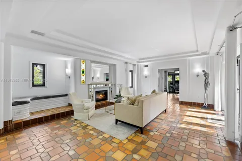 $4,995,000 | 5860 Pine Tree Drive, Miami Beach, FL 33140