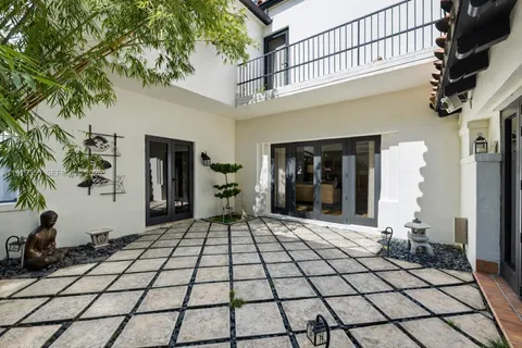 $4,995,000 | 5860 Pine Tree Drive, Miami Beach, FL 33140