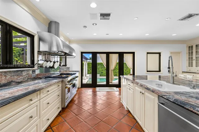 $5,450,000 | 5860 Pine Tree Drive, Miami Beach, FL 33140