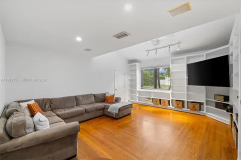 $4,995,000 | 5860 Pine Tree Drive, Miami Beach, FL 33140