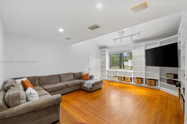 $4,995,000 | 5860 Pine Tree Drive, Miami Beach, FL 33140