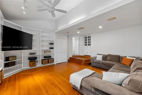 $4,995,000 | 5860 Pine Tree Drive, Miami Beach, FL 33140