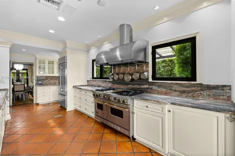 $4,995,000 | 5860 Pine Tree Drive, Miami Beach, FL 33140