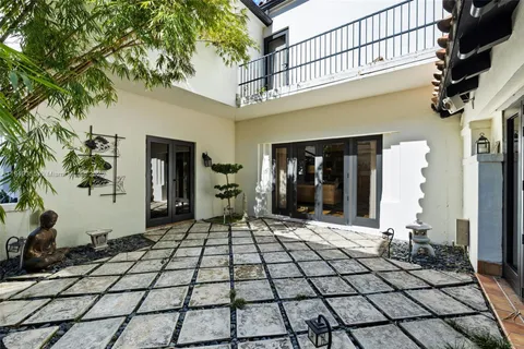 a view of entryway with a front door