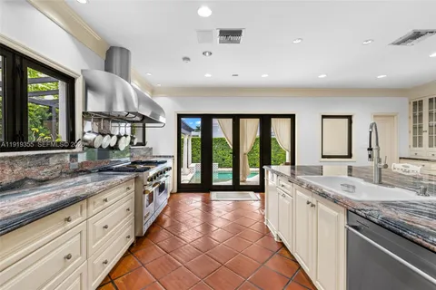 $4,995,000 | 5860 Pine Tree Drive, Miami Beach, FL 33140