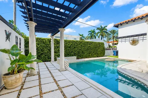 $4,995,000 | 5860 Pine Tree Drive, Miami Beach, FL 33140