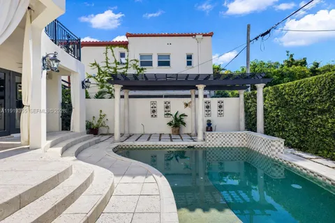 $4,995,000 | 5860 Pine Tree Drive, Miami Beach, FL 33140