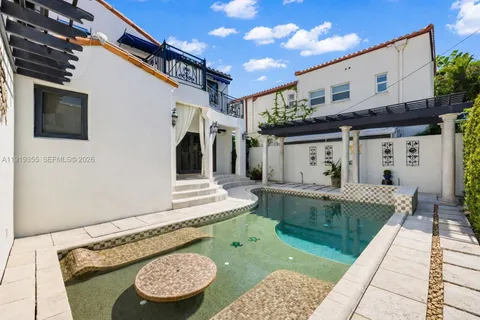 $4,995,000 | 5860 Pine Tree Drive, Miami Beach, FL 33140