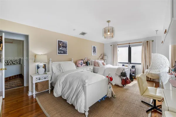 $4,995,000 | 5860 Pine Tree Drive, Miami Beach, FL 33140