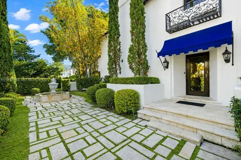 $4,995,000 | 5860 Pine Tree Drive, Miami Beach, FL 33140