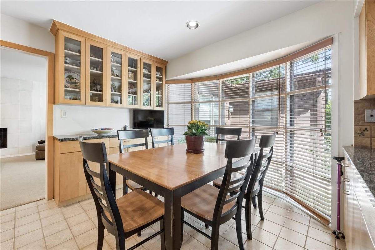3724 Winnetka Road Glenview, IL 60026 - Photo 8 of 33