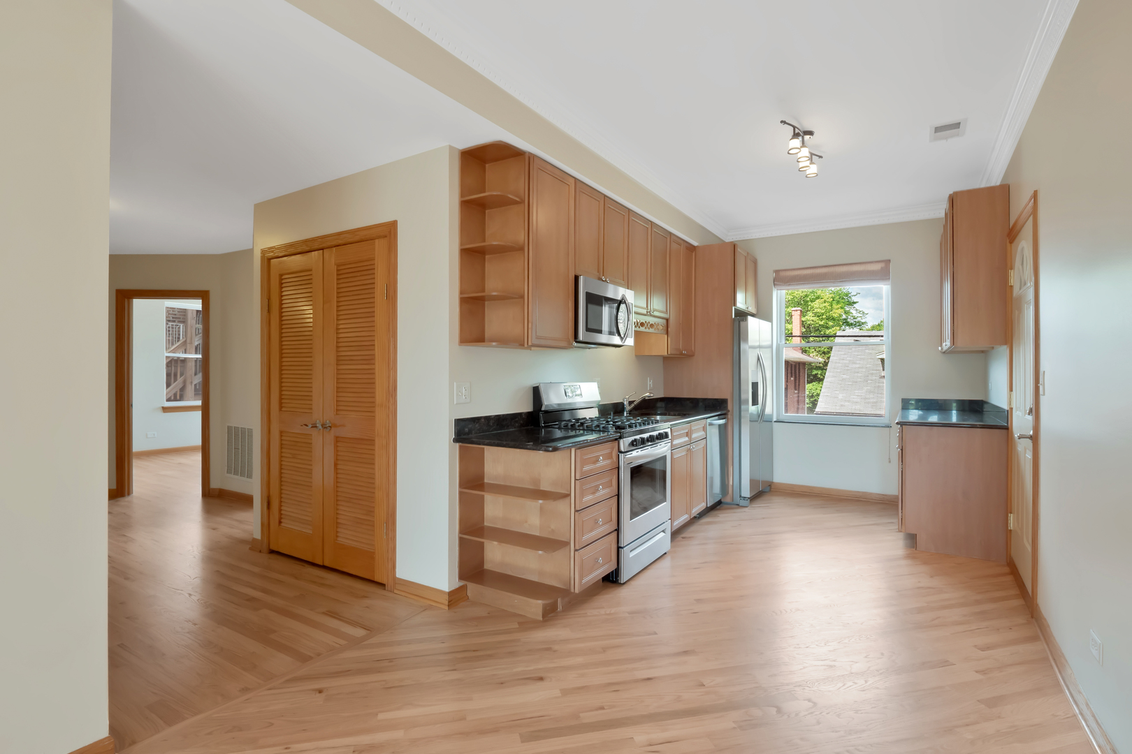 4904 North Drake Avenue, Unit 2W Chicago, IL 60625 - Photo 2 of 15
