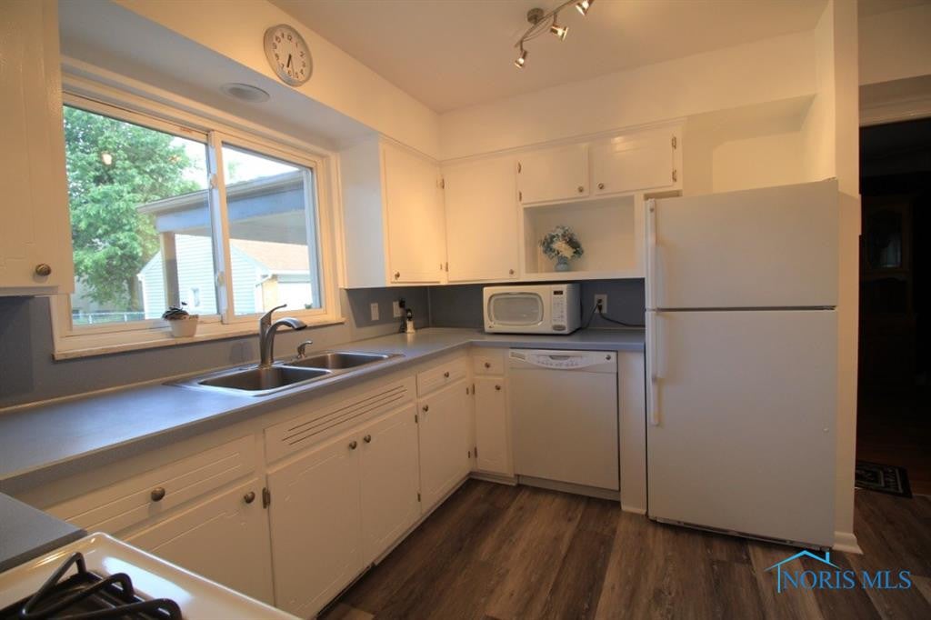 3128 Aldringham Road Toledo, OH 43606 - Photo 15 of 35 Freshly painted & new hardware on cupboards!