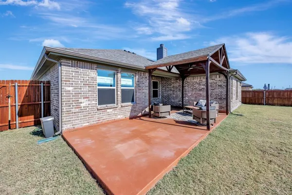 a view of an outdoor sitting area with furniture