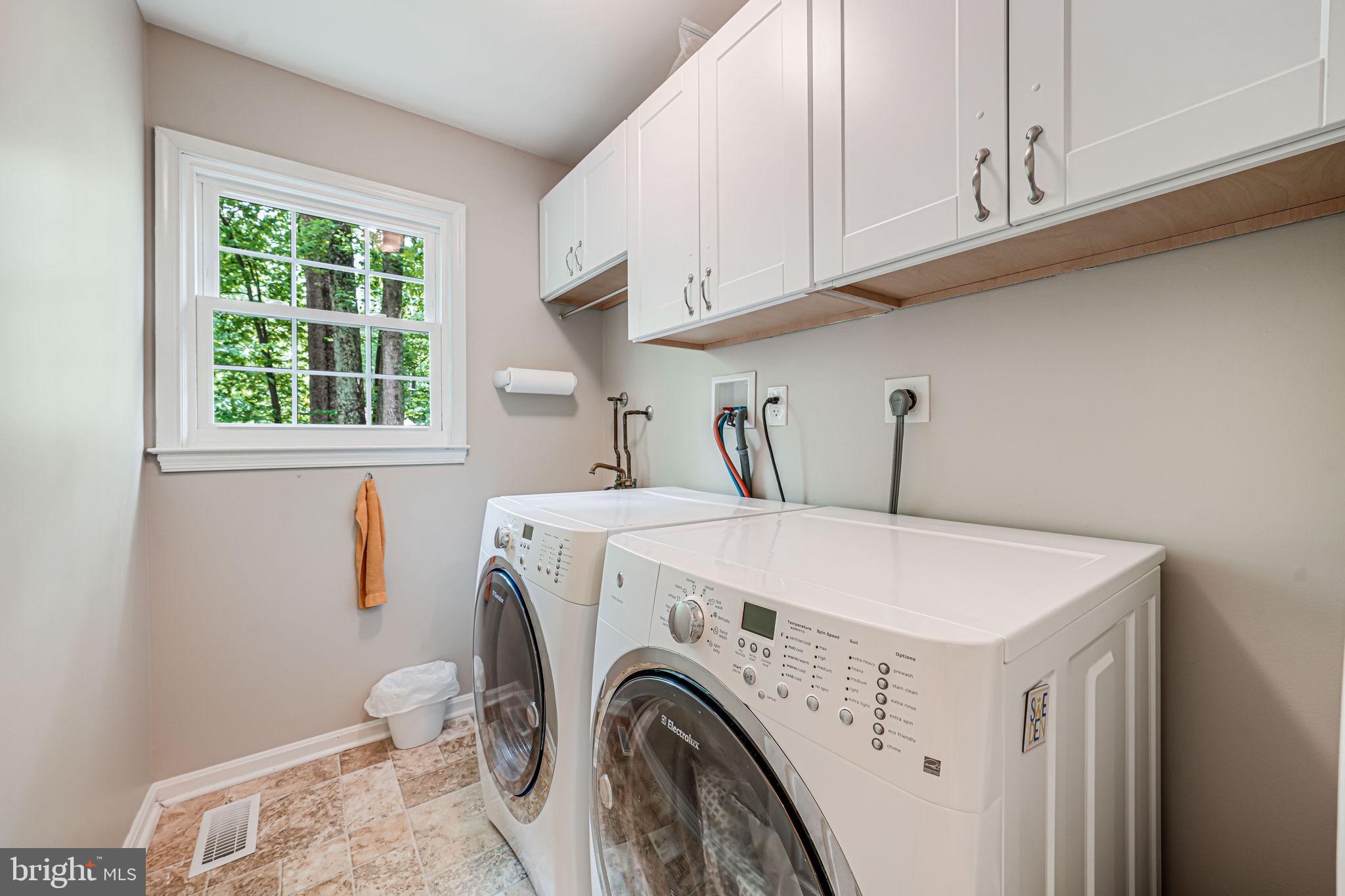 9802 Natick Road Burke, VA 22015 - Photo 10 of 45 a utility room with dryer and washer