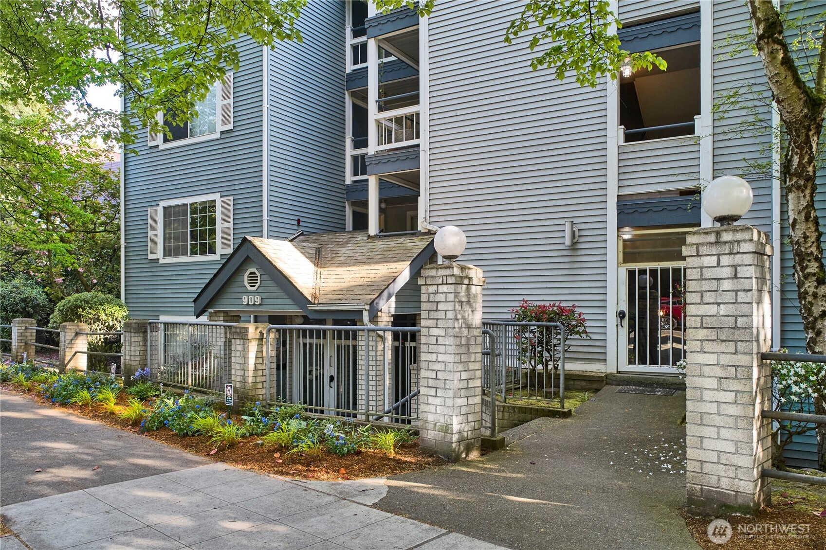 909 North 35th Street, Unit 403 Seattle, WA 98103 - Photo 32 of 37