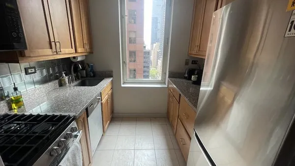 $969,000 | 145 East 48th Street, Unit 17F | Midtown East