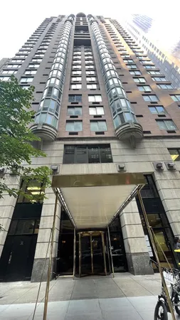 $969,000 | 145 East 48th Street, Unit 17F | Midtown East