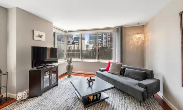 $969,000 | 145 East 48th Street, Unit 17F | Midtown East